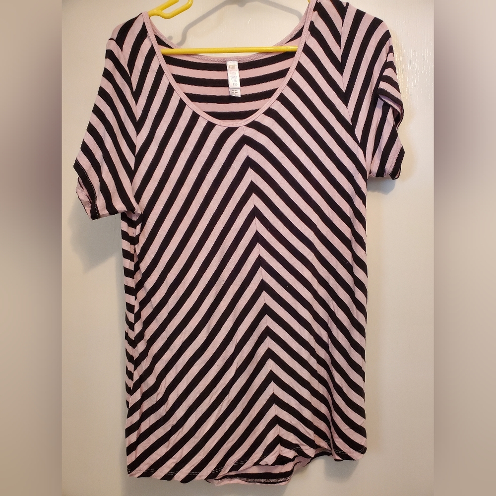 Large Lularoe Classic Tee